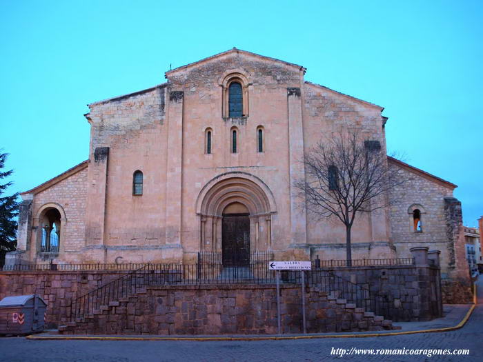 HASTIAL DE PONIENTE Y SU PORTADA